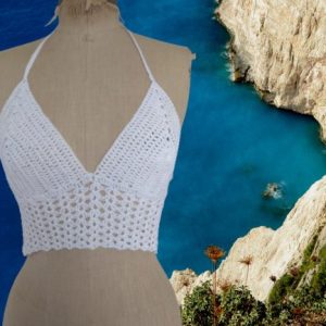 Crop Top = Haut court comme un haut de maillot de bain avec une bande sous la poitrine
