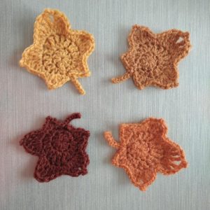 feuilles crochetées de l'ocre au marron
