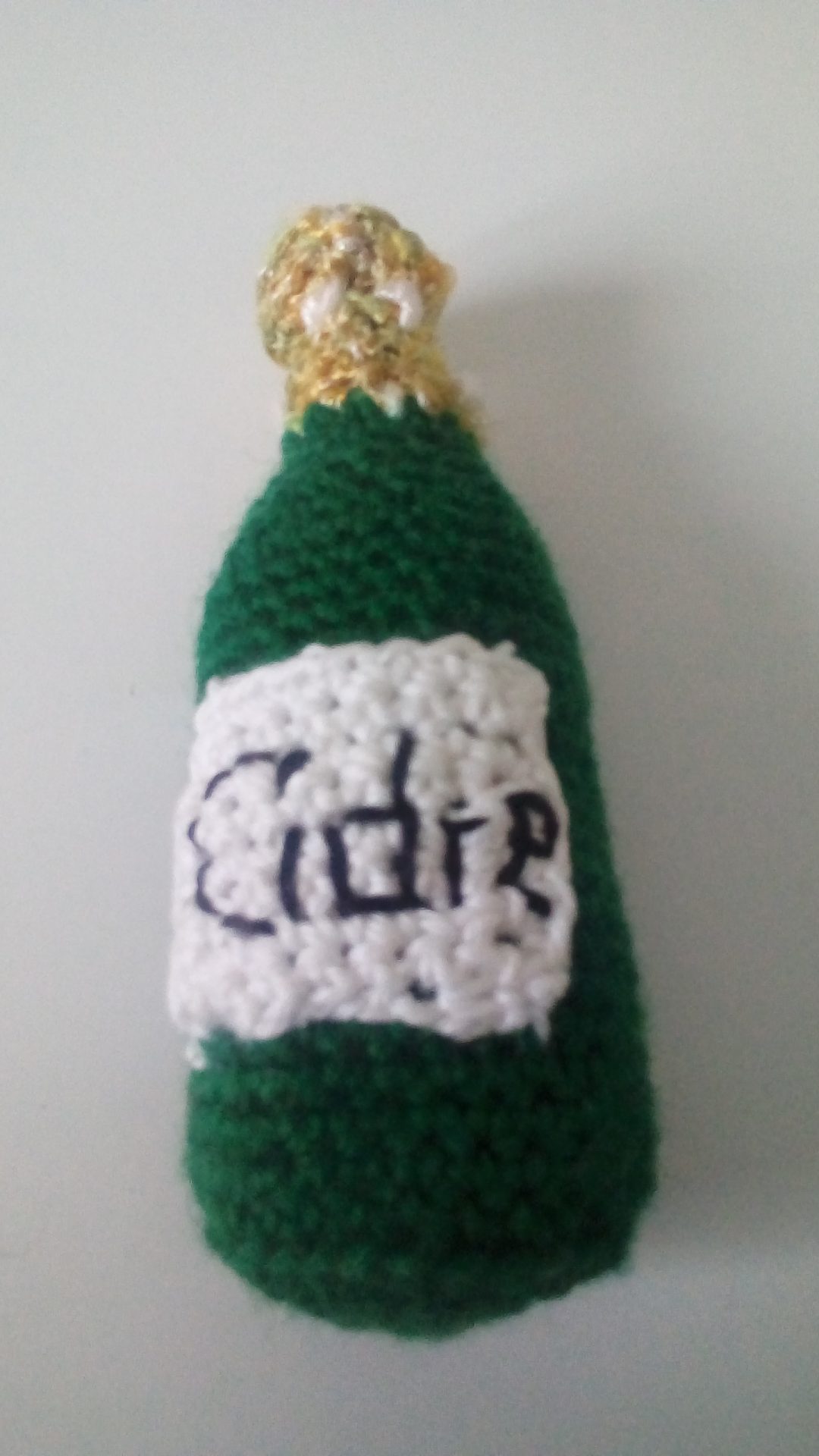 bouteile de cidre crochetée