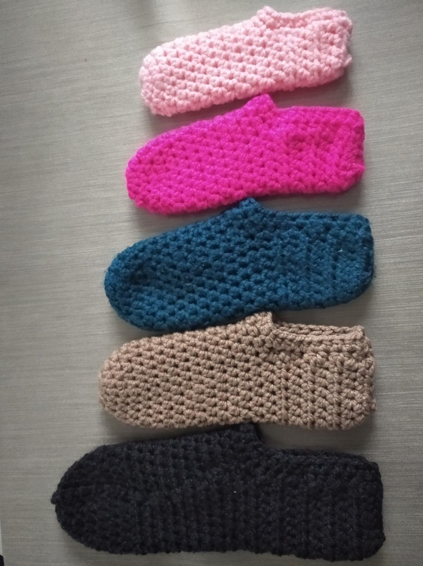 des chaussons douillets de différentes tailles et couleurs pour toute la famille