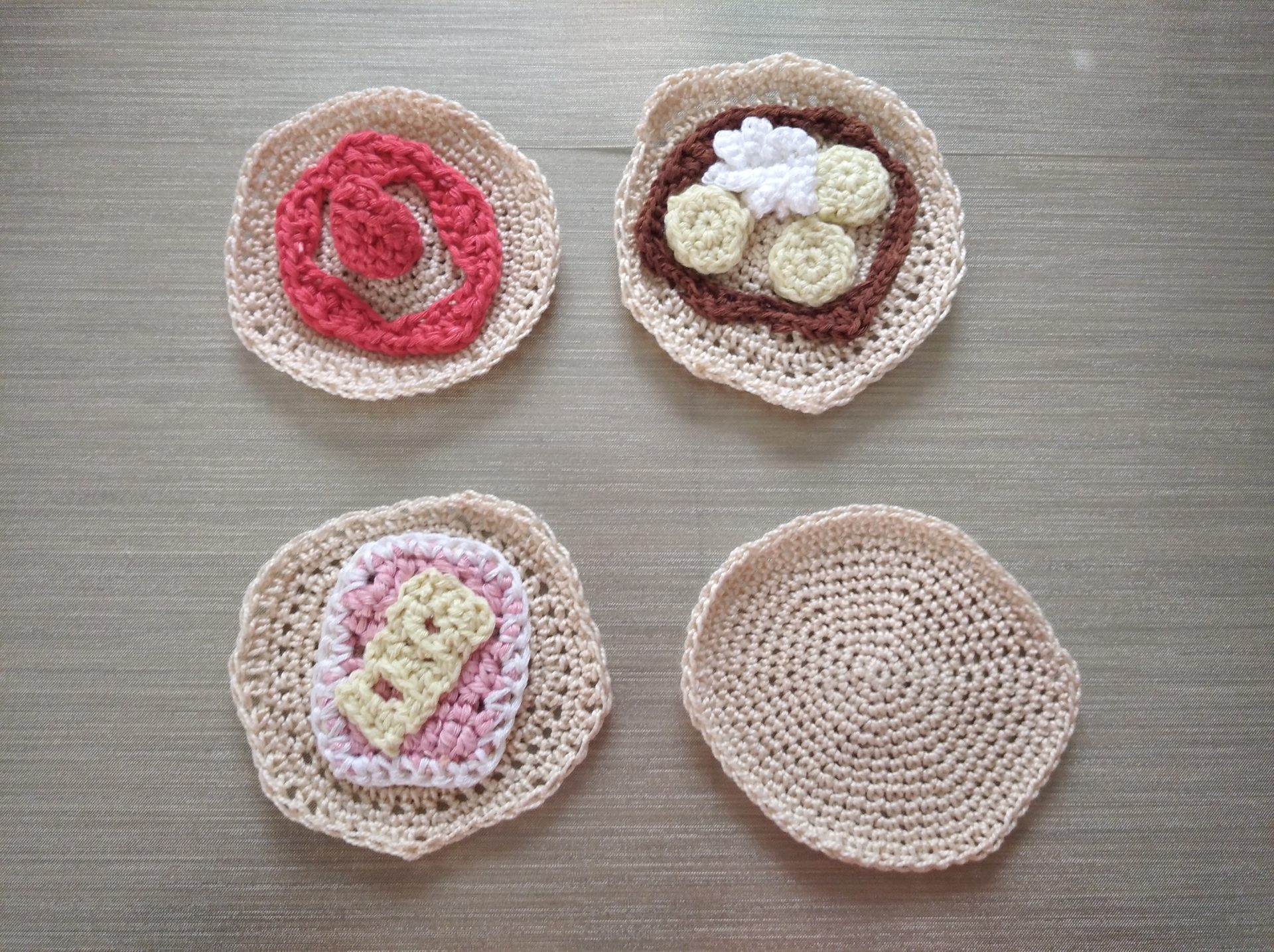 Trois rubans, trois rose.
En broche, en porte-clé, en barrette ?