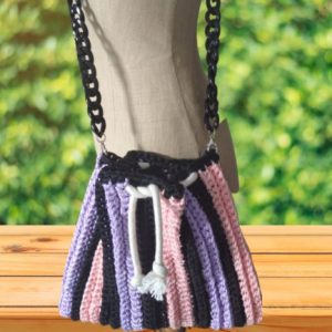 Sac froncé noir, mauve et saumon avec bandoulière gros maillons en résine noire. Fond souple. Fait-main au crochet en cordon synthétique. Fermeture par cordon épais en coton écru à nouer.