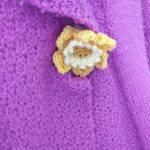 Jonquille au crochet en laine montée sur une pince à utiliser dans les cheveux ou en broche.